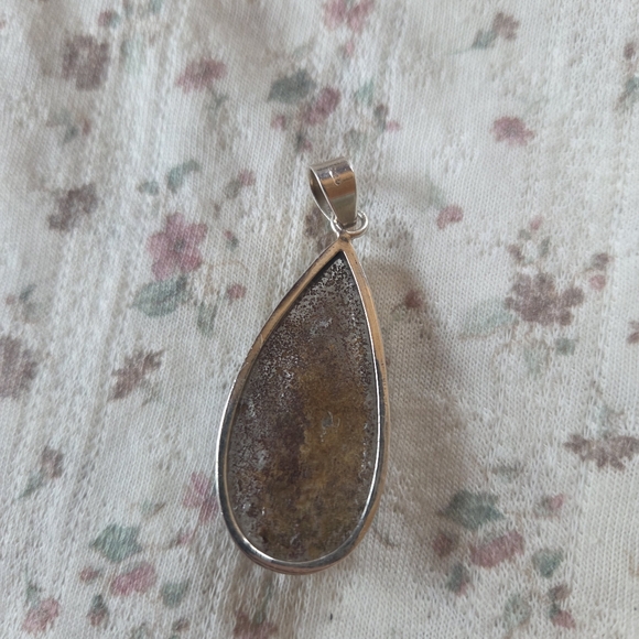 Elegant Silver Gardens Quartz Pendant - Picture 2 of 2
